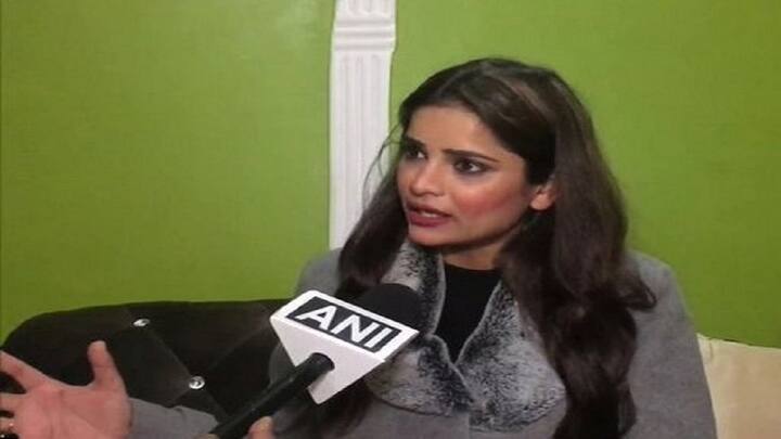 ਮੰਗਲਵਾਰ ਨੂੰ ਪ੍ਰਿਯੰਕਾ ਗਾਂਧੀ ਨੇ ਫੇਸਬੁੱਕ ਲਾਈਵ ਦੌਰਾਨ ਕਿਹਾ, ''ਅਰਚਨਾ ਨੇ ਕਾਫੀ ਸੰਘਰਸ਼ ਕੀਤਾ ਹੈ ਤੇ ਜਿਸ ਤਰ੍ਹਾਂ ਉਸ 'ਤੇ ਚਿੱਕੜ ਉਛਾਲਿਆ ਜਾ ਰਿਹਾ ਹੈ ਤੇ ਮੀਡੀਆ ਉਸ ਤੋਂ ਉਸ ਦੇ ਕੱਪੜਿਆਂ ਤੇ ਵਿਆਹ ਬਾਰੇ ਸਵਾਲ ਪੁੱਛ ਰਿਹਾ ਹੈ, ਮੈਂ ਕਹਿਣਾ ਚਾਹੁੰਦੀ ਹਾਂ ਕਿ ਆਖਰ ਤੁਸੀਂ ਇਹ ਸਵਾਲ ਪ੍ਰਧਾਨ ਮੰਤਰੀ ਨਰਿੰਦਰ ਮੋਦੀ ਜਾਂ ਕਿਸੇ ਹੋਰ ਵਿਅਕਤੀ ਨੂੰ ਕਿਉਂ ਨਹੀਂ ਪੁੱਛਦੇ? ਤੁਸੀਂ ਅਰਚਨਾ ਨਾਲ ਸਿਰਫ਼ ਇਸ ਲਈ ਈਰਖਾ ਕਿਉਂ ਕਰਨਾ ਚਾਹੁੰਦੇ ਹੋ ਕਿਉਂਕਿ ਉਹ ਇੱਕ ਔਰਤ ਹੈ?