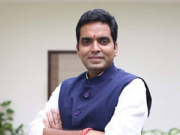 वहीं बात करें पंकज की संपत्ति की तो सा 2017 से लेकर अभी तक यानि पांच साल में उनकी संपत्ति काफी बढ़ गई है. साल 2017 में जारी आंकड़ों के हिसाब से पंकज सिंह की चल संपत्ति 1 करोड़ 60 लाख थी और अचल संपत्ति 1 करोड़ 45 लाख के करीब थी, वहीं अब साल 2022 में उनकी चल संपत्ति अब 2 करोड़ 42 लाख की है और अचल संपत्ति 2 करोड़ 33 लाख की है.