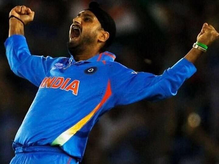 भारतीय स्पिनर हरभजन सिंह इस लिस्ट में टॉप-5 में शामिल हैं. इन्होंने दक्षिण अफ्रीका के खिलाफ 24 वनडे मुकाबलों में 31 की बॉलिंग औसत से 31 विकेट चटकाए हैं.