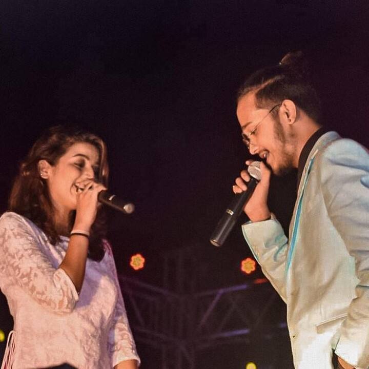 रोहित गेल्या काही दिवसांपासून गायिका जुईली जोगळेकरला डेट करत असल्याचे म्हटले जात होते.