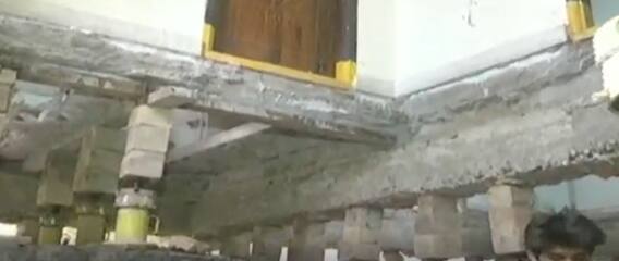 Lifting House With Jacks: మంచిర్యాలలో ఆకట్టుకుంటున్న జాకీలతో పైకి లేపిన ఇల్లు | ABP Desam