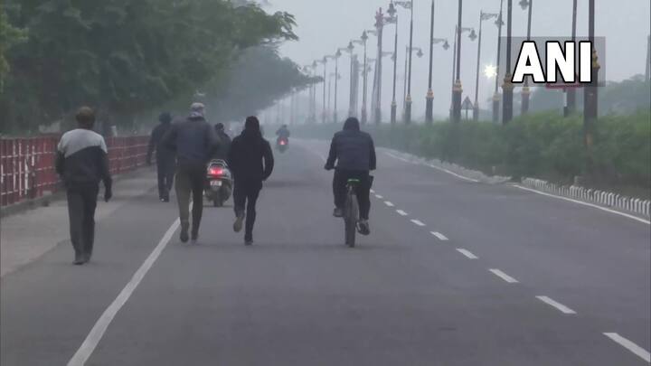 वहीं आज सुबह से ही गोरखपुर में कोहरा छाया हुआ नजर आ रहा है.