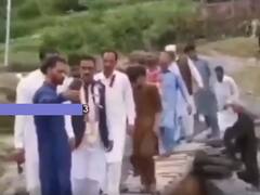 Watch : नेताजी को रोककर ले रहा था सेल्फी, फिर हुआ ऐसा कि सबके उड़ गए होश