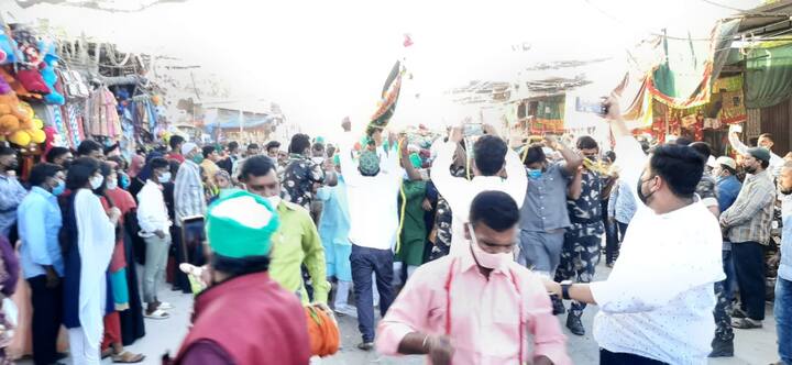 అంతకుముందు దర్గా ఆవరణలోని మజీద్లో పలువురు ముస్లిం పెద్దలు ప్రత్యేక ప్రార్థనలు నిర్వహించారు.