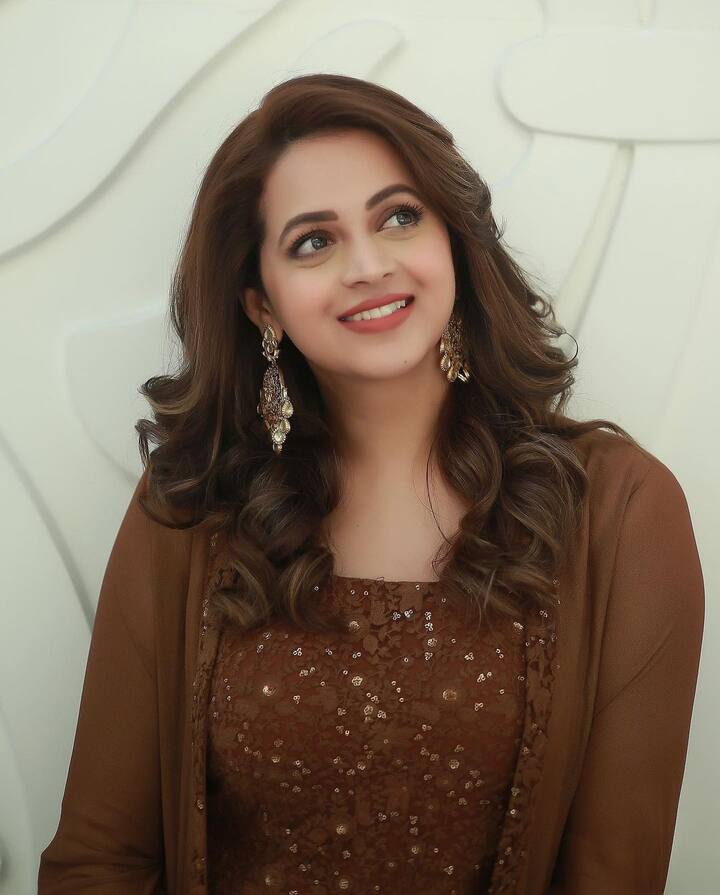 தேவதை கதை கேட்ட போதெல்லாம் நிஜமென்று நினைக்கவில்லை நேரில் உன்னையே பார்த்த பின்புதான் நம்பி விட்டேன் மறுக்கவில்லை