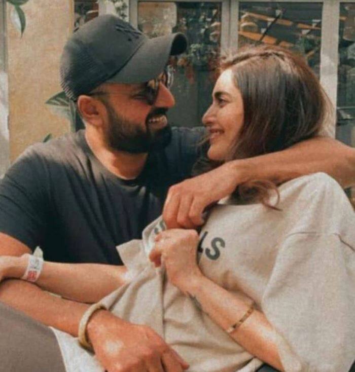 करिश्मा तन्ना जिनसे शादी कर रही हैं उनका नाम वरुण बंगेरा है. वरुण पेशे से रियल एस्टेट बिजनेसमैन हैं.