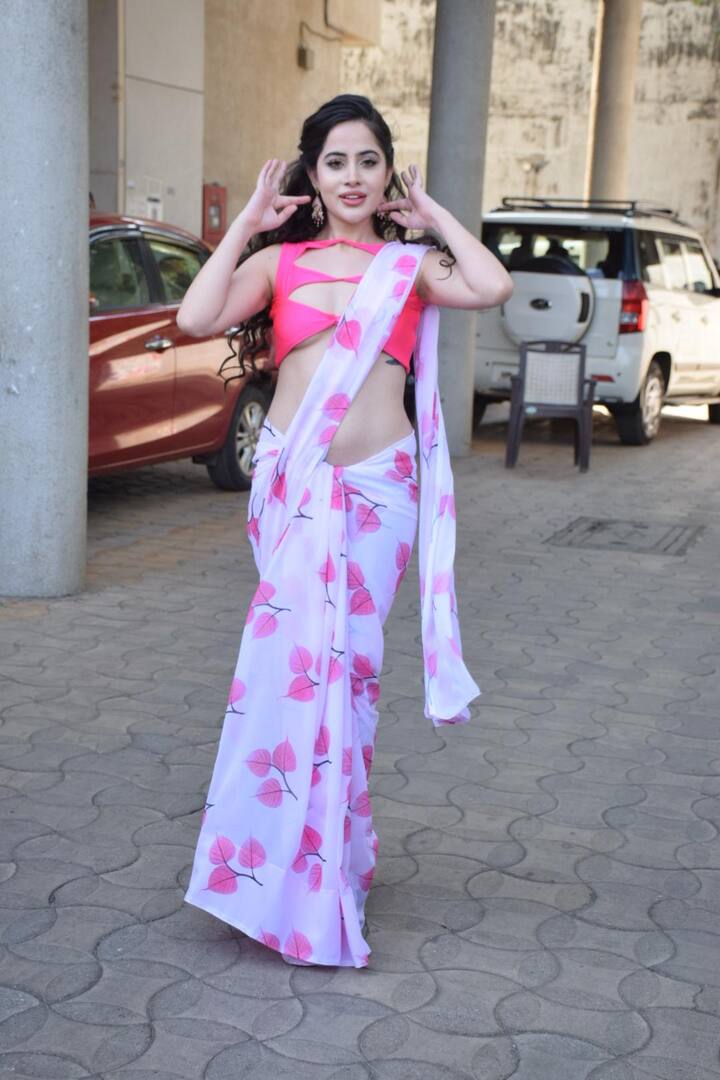 इस बार भी उर्फी ने वैसा ही कहर ढा दिया है. कमर पर साड़ी बांध और जालीदार ब्लाउज पहन जब उर्फी घर से निकलीं तो दीवाने घायल हो गए और जब पल्लू लहराया तो उनके कदमों तले लोगों ने दिल न्योछावर कर दिया.