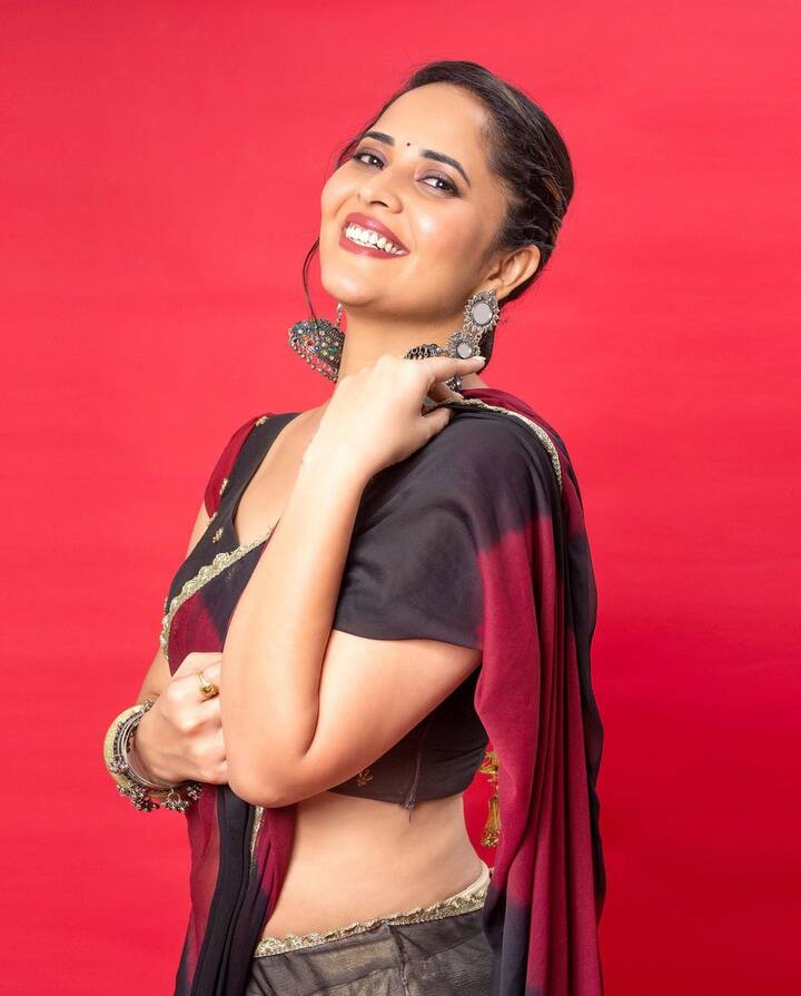 లంగా ఓణీలు అయినా.... చుడీదార్స్, చీరలు, మోడ్రన్ డ్రస్ లు అయినా... అనసూయ ఎప్పుడూ ట్రెండీగా ఉంటారు. ప్రేక్షకులను ఎలా ఆకట్టుకోవాలో ఆమెకు బాగా తెలుసు. (Image courtesy - @anasuya bharadwaj/Facebook)