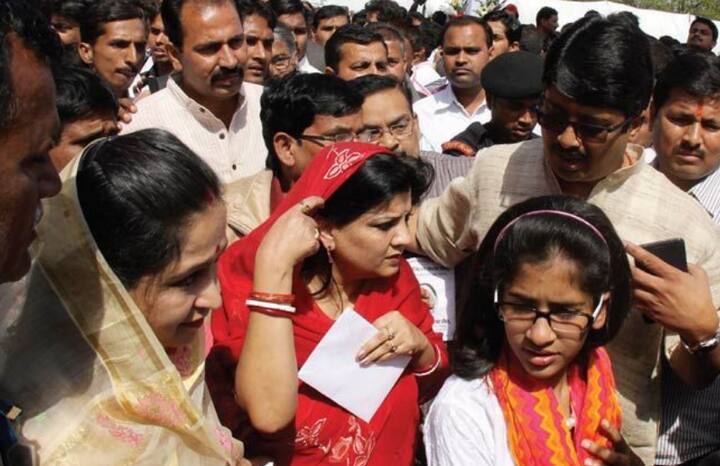 रघुराज प्रताप सिंह उर्फ राजा भैया का नाम भी यूपी के बाहुबलियों में आता है. उनकी पत्नी भानवी कुमारी बिजनेसवुमन हैं.