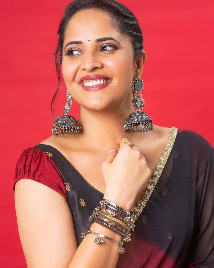 అనసూయ లంగా ఓణీతో పాటు ఆమె చెవులకు పెట్టుకున్న బుట్టలు, గాజులు కూడా అభిమానులకు నచ్చాయి. (Image courtesy - @anasuya bharadwaj/Facebook)