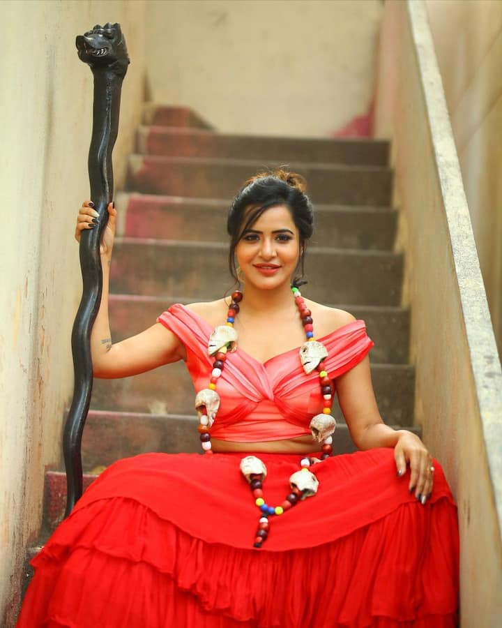 ఆర్జీవీతో బోల్డ్ ఇంటర్యూ ప్రభావం అషూ రెడ్డి పై గట్టిగానే పడినట్టుంది. మాటలు, లుక్, డ్రెస్సింగ్ స్టైల్ ఇలా ప్రతీ ఒక్క అంశంలో అషూ చాలా మారిపోయిందంటున్నారు అభిమానులు. చిట్టి పొట్టి బట్టలతో చూపుతిప్పకోనివ్వని ఫోజులిస్తోన్న అషూ.. నా బ్యాక్ కి మాంచి ఫ్యాన్ ఫాలోయింగ్ ఉందనే కామెంట్ తెగ వైరల్ అయింది.