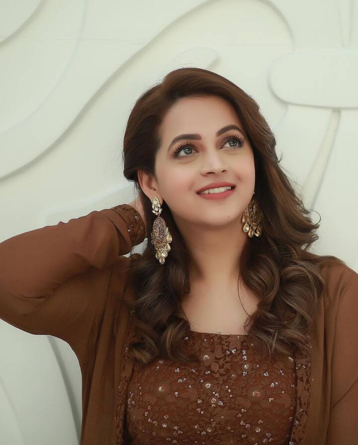 காதலெனும் கடலுக்குள் நான் விழுந்தேன் கரையினில் வந்த பின்னும் நான் மிதந்தேன்