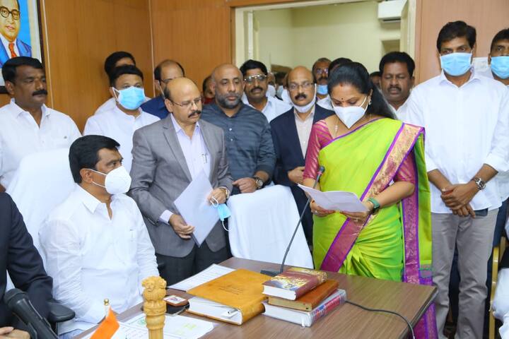 కోవిడ్ నేపథ్యంలో నిరాడంబరంగా ఈ కార్యక్రమం జరిగింది. ఎమ్మెల్యేలు, ఎమ్మెల్సీలు, పలువురు ప్రజాప్రతినిధులు హాజరై ఎమ్మెల్సీ కవితకు అభినందనలు తెలిపారు.