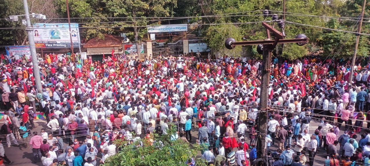 Andhra Pradesh: Teachers Take To Streets Across State Demanding Suspension Of PRC Pay Scales