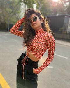 मिथिलाच्या कुरळ्या केसांची जादू; चाहते फिदा