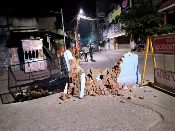 40-year-old Periyar statue damaged in container truck collision at Viluppuram Watch video: வழி தெரியாத வட இந்திய லாரி.. உரசியதில் உடைந்த பெரியார் சிலை.. விழுப்புரத்தில் பரபரப்பு