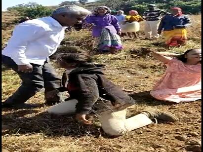 Maharashtra couple attacked pregnant forest officer viral video - Watch Watch Video: கர்ப்பிணி வனத்துறை அதிகாரியை தலைமுடி பிடித்து தரையில் தள்ளி தாக்கியவர்கள் கைது.. வைரல் வீடியோ உள்ளே..!