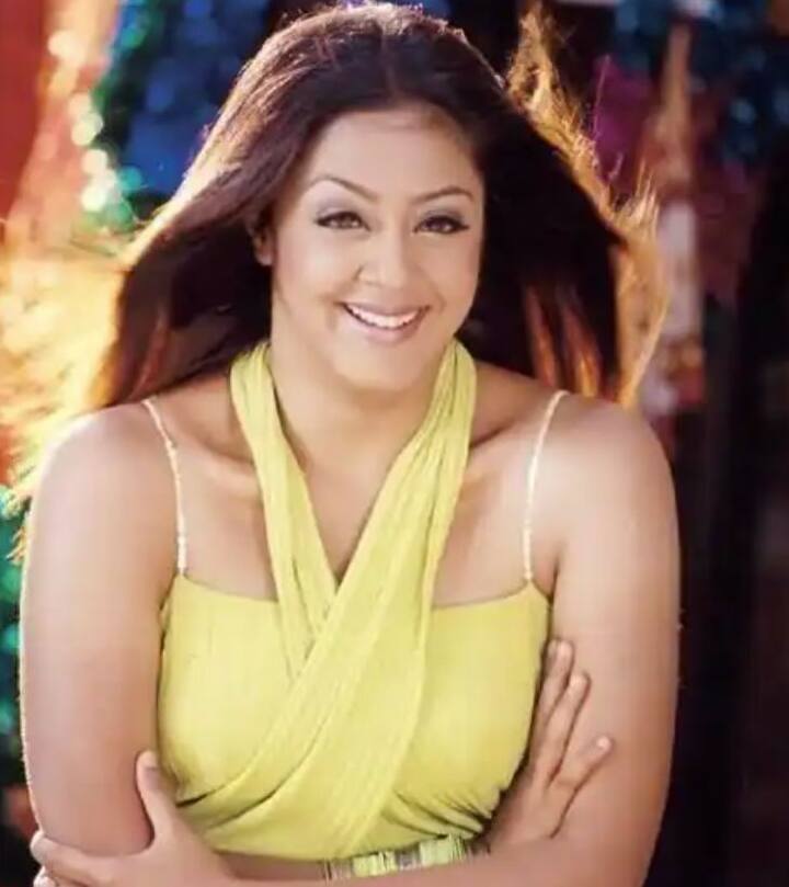 ਜੋਤਿਕਾ ਨੇ ਬੌਲੀਵੁੱਡ ਫਿਲਮ 'ਡੋਲੀ ਸਜਾ ਕੇ ਰਖਨਾ' 'ਚ ਅਕਸ਼ੈ ਖੰਨਾ ਨਾਲ ਕੰਮ ਕੀਤਾ ਸੀ। ਫਿਲਮ ਜੋਤਿਕਾ ਲੀਡ ਐਕਟ੍ਰੈੱਸ ਦੇ ਤੌਰ 'ਤੇ ਨਜ਼ਰ ਆਈ ਸੀ।