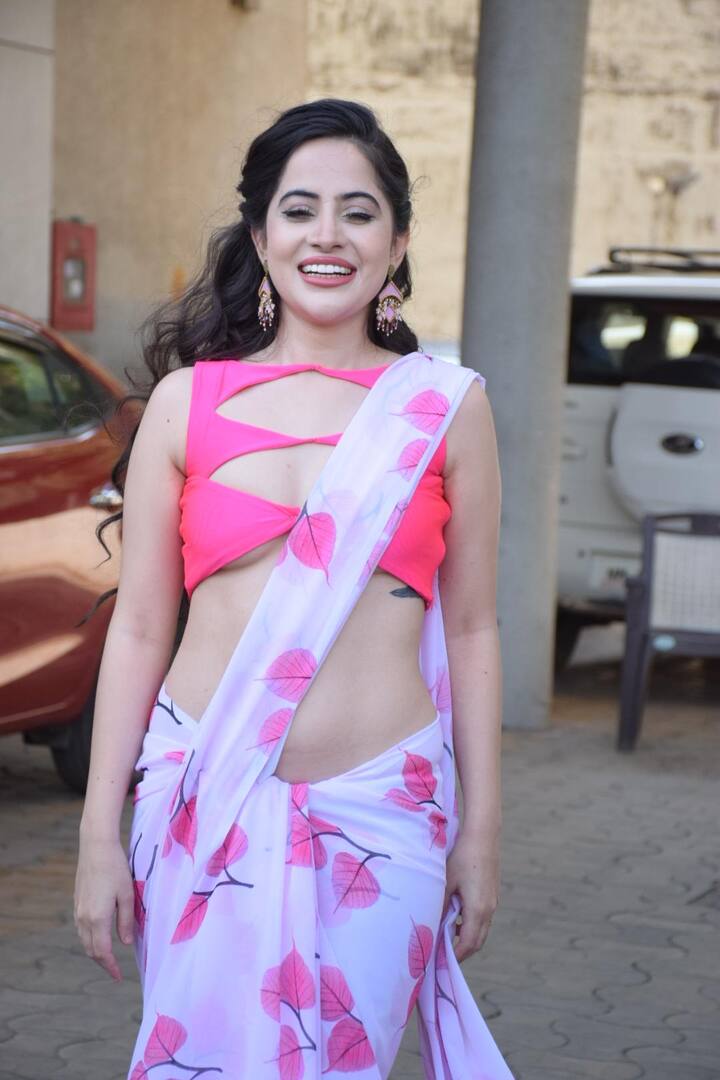 सफेद और गुलाबी साड़ी पहने उर्फी बेहद ही खूबसूरत नजर आ रही थीं उस पर उनकी स्माइल ने उनकी खूबसूरती में लगा दिए चार चांद.