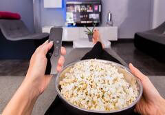 सतत टीव्ही पाहण्याने रक्ताच्या गुठळ्या होण्याचा धोका 35 टक्क्यांनी वाढतो : रिसर्च