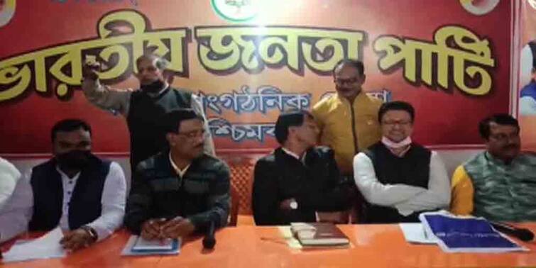 North 24 Parganas Bangaon BJP leaders avoid party meeting regarding upcoming municipal polls Bangaon News: পুরভোট নিয়ে জরুরি বৈঠক, অথচ গরহাজির দুই নেতা, বনগাঁ বিজেপি-তে অসন্তোষের সুর