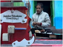 Surajpur News: बैंजो बजाते-बजाते इसे बनाने भी लगे जगमोहन, दूसरे राज्यों में है डिमांड, अब कलेक्टर हुए मेहरबान