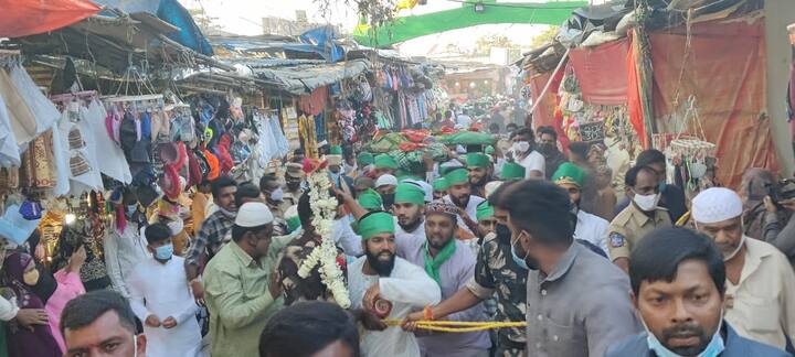 ముజావర్లు వారికి ఆశీర్వచనాలు ఇచ్చి గంధంతోపాటు ప్రసాదాలు అందజేశారు.