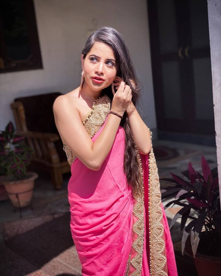 कई दफा तो उर्फी को साड़ी पहनने के लिए ब्लाउज की जरूरत भी नहीं पड़ती है, वो केवल साड़ी पहने ही गदर मचा देती है.