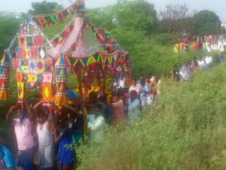 கரூர் : இறந்தவர் உடலை தண்ணீருக்குள் எடுத்துச்சென்று அடக்கம் செய்த நிகழ்வு.. அடிப்படை வசதிகளின்றி அவலம்..