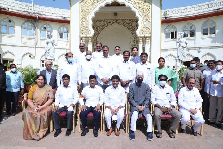 ఈ కార్యక్రమానికి శాసనసభా వ్యవహారాల శాఖ మంత్రి వేముల ప్రశాంత్ రెడ్డి, హోంమంత్రి మహమూద్ అలీ, రవాణాశాఖ మంత్రి పువ్వాడ అజయ్ కుమార్, మంత్రి సత్యవతి రాథోడ్, రైతు బంధు సమితి అధ్యక్షులు పల్లా రాజేశ్వర్ రెడ్డి, తెలంగాణ లెజిస్లేచర్ సెక్రటరీ డాక్టర్ నరసింహాచార్యులు హాజరయ్యారు.
