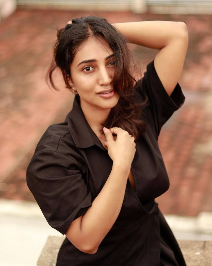 காற்றில் பறக்கும் காத்தாடி நானே எட்டு வயதாய் கூத்தாடினேனே காய்ந்த இலை நான் பச்சை ஆனேன்