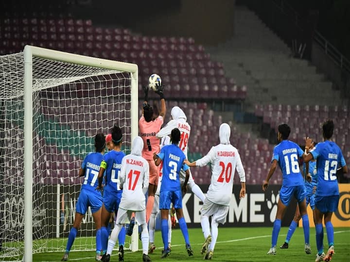 Hosts India start their Women's 2022 campaign with a draw against Iran in AFC Asia Cup AFC Asia Cup: சொந்த மண்ணில் களமிறங்கிய இந்திய மகளிர்... டிராவில் முடிந்த கால்பந்து போட்டி..