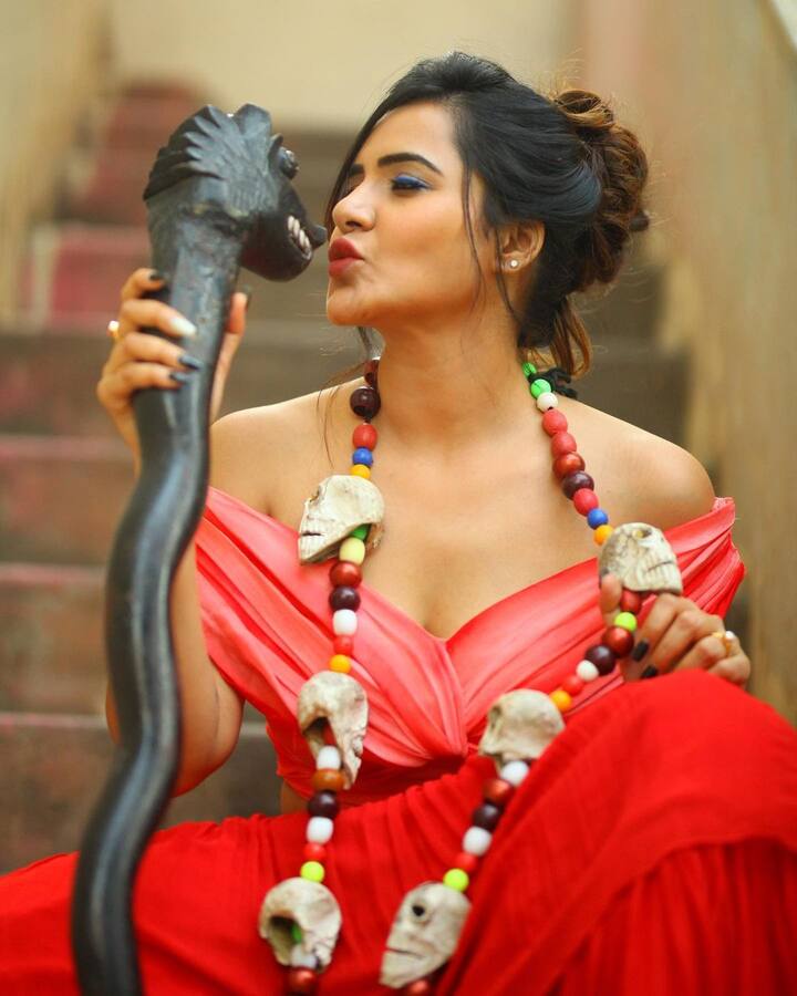 బిగ్ బాస్ సీజన్ లో పాల్గొని మధ్యలోనే ఎలిమినేట్ అయినా కూడా ఆ క్రేజ్ ను బాగానే వాడుకుంది అషూ. -Image credit: Ashureddy/Instagram