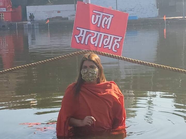 mp ujjain congress leader nuri khan protest for shipra river cleaning as she threaten to water mausoleum ANN MP News: उज्जैन में शिप्रा शुद्धीकरण को लेकर फिर घमासान, कांग्रेस नेत्री ने दी जल समाधि की धमकी, मनाने में जुटा प्रशासन