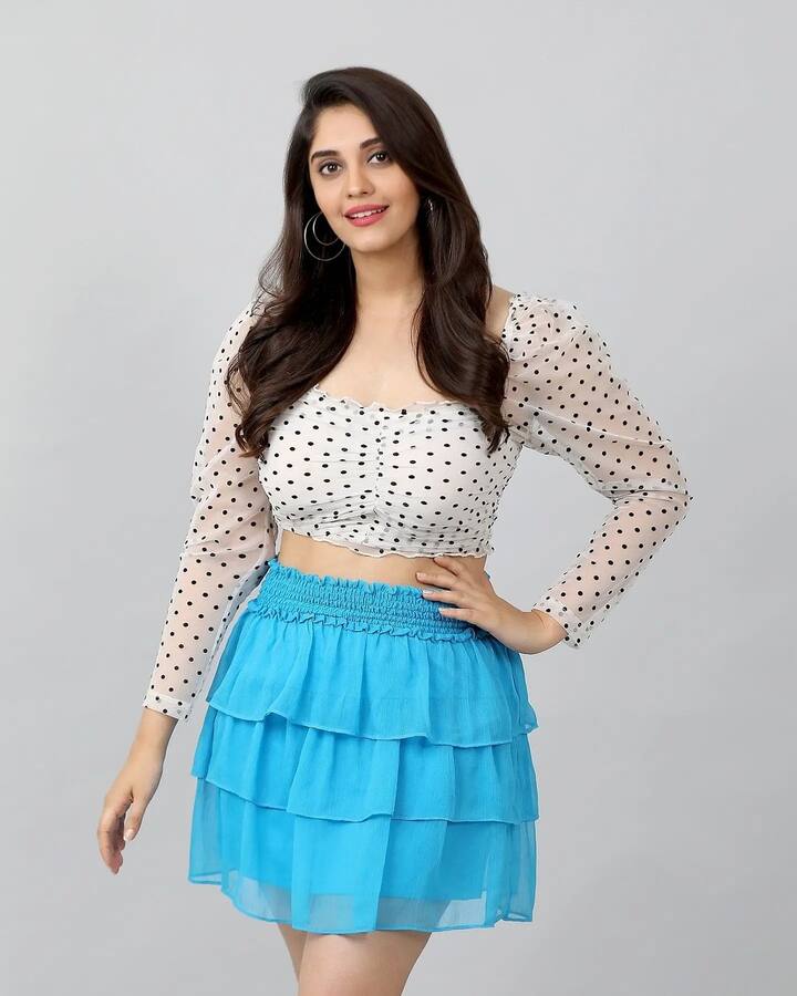 పాలరాతి శిల్పంగా ఉండే సురభి ఎప్పటికప్పుడు లేటెస్ట్ ఫొటోస్ ఇన్ స్టా గ్రామ్ లో షేర్ చేస్తూ అభిమానులను అలరిస్తోంది. క్రిస్మస్ సందర్భంగా సురభి షేర్ చేసిన ఫొటోస్ సోషల్ మీడియాలో వైరల్ అవుతున్నాయి.