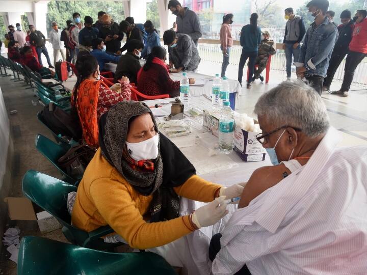 ऐसे में अगर कोई व्यक्ति जो प्रीकॉशन डोज के लिए योग्य है और संक्रमित हो जाये तो उसे कितने दिनों बाद कोरोना की वैक्सीन लगेगी. केंद्रीय स्वास्थ्य मंत्रालय के मुताबिक, कोरोना वैक्सीन की दोनों डोज के 39 हफ्ते के बाद लोग प्रीकॉशन डोज ले सकेंगे, फिलहाल हेल्थ केयर वर्कर, फ्रंटलाइन वर्कर और 60 साल से ज्यादा उम्र के लोगों को ये प्रीकॉशन डोज दी जा रही है, लेकिन अगर कोई व्यक्ति हाल ही में कोरोना से संक्रमित हुआ है तो केंद्रीय स्वास्थ्य मंत्रालय के मुताबिक उसके संक्रमण के ठीक होने के 3 महीने बाद ही प्रीकॉशन डोज दी जा सकेगी.