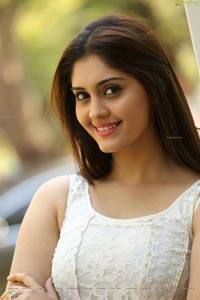Actress Surabhi : கண்களால் கைது செய்... சுரபியின் ஸ்மார்ட் கலெக்‌ஷன்ஸ்