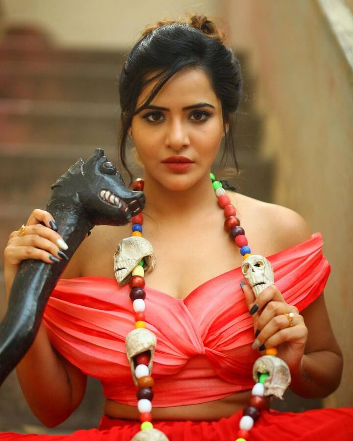 ట్రెండీ వేర్ లో షేర్ చేసిన ఫొటోస్ చూసి వావ్ అనేలోగా..మెడలో పుర్రె దండ, చేతిలో దండం పట్టుకుని ఉన్న ఫొటోస్ షేర్ చేసి షాకిచ్చింది. అషూ ఏమైనా క్షుద్ర పూజలు చేస్తోందంటారా అని కామెంట్ చేస్తున్నారు నెటిజన్లు.
