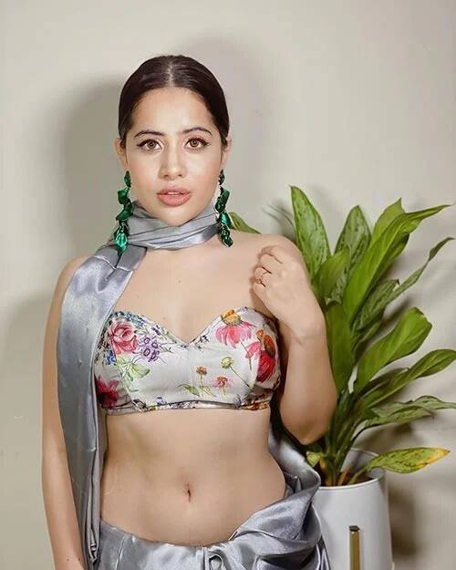 ट्रे़डिशनल लुक की बात करें साड़ी हो या लहंगा उसमें भी वो ग्लैमर का तड़का लगाना नहीं भूलतीं.