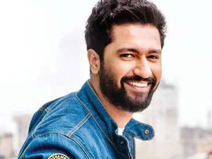 madhya pradesh Indore vicky kaushal video playing cricket while shooting luka chupi 2 sara ali khan Watch: एक्टिंग के अलावा इस चीज में भी माहिर हैं Vicky Kaushal, वीडियो देखकर आ जाएगा यकीन