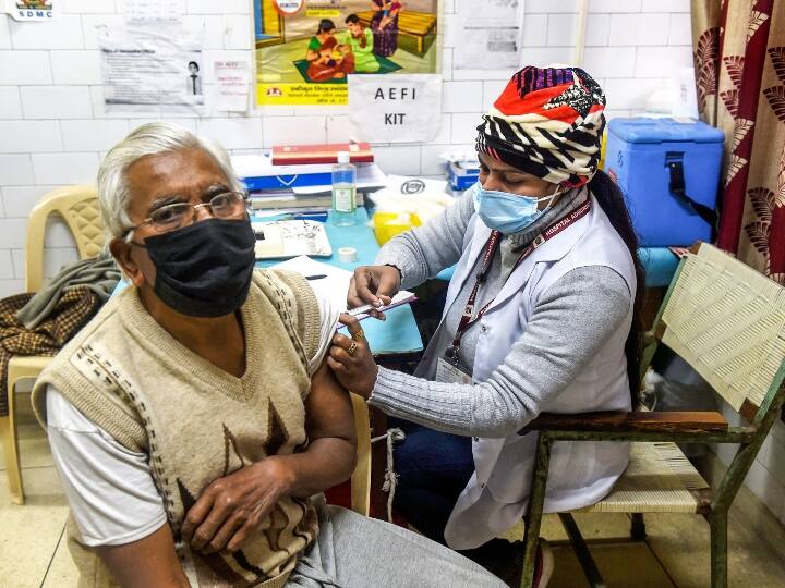 Precautions Dose: भारत में कोरोना का टीकाकरण (Corona Vaccination) काफी तेजी हो रहा है और 160 करोड़ से ज्यादा वैक्सीन डोज दी जा चुकी. जिसमें 15 से 18 साल के आयु वर्ग के बच्चों का टीकाकरण भी शुरू हो चुका है. वहीं देश मे हेल्थकेयर वर्कर, फ्रंटलाइन वर्कर्स और 60 साल से ज्यादा उम्र के लोगों के लिए दो डोज के बाद प्रीकॉशन डोज भी शुरू हो चुकी है.