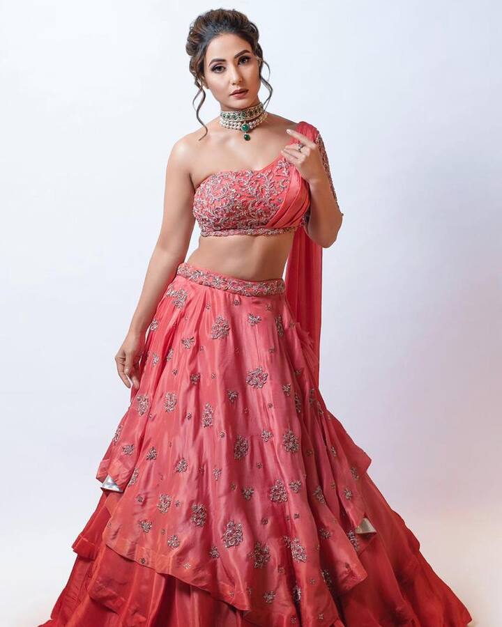 इंस्टाग्राम पर हिना खान की शानदार फैन फॉलोइंग देखने को मिलती है. 16.1 मिलियन फॉलोवर्स  उन्हें फॉलो करते हैं.