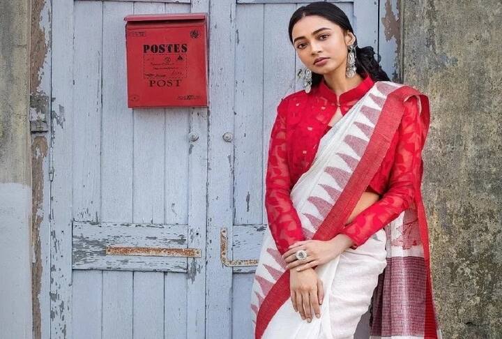 બીજી તરફ, કોઇ પણ પ્લન સાડીને જૂલ નેકલાઇનવાળા સ્લિવલેસ બ્લાઉઝની સાથે  અથવા શર્ટ સાથે પહેરીને ઓફિસના લૂકને ખાસ બનાવી શકો છો.  કલર કોન્ટ્રાસ્ટ કરીને આ લુકને વધુ હટકે બનાવી શકાય છે.