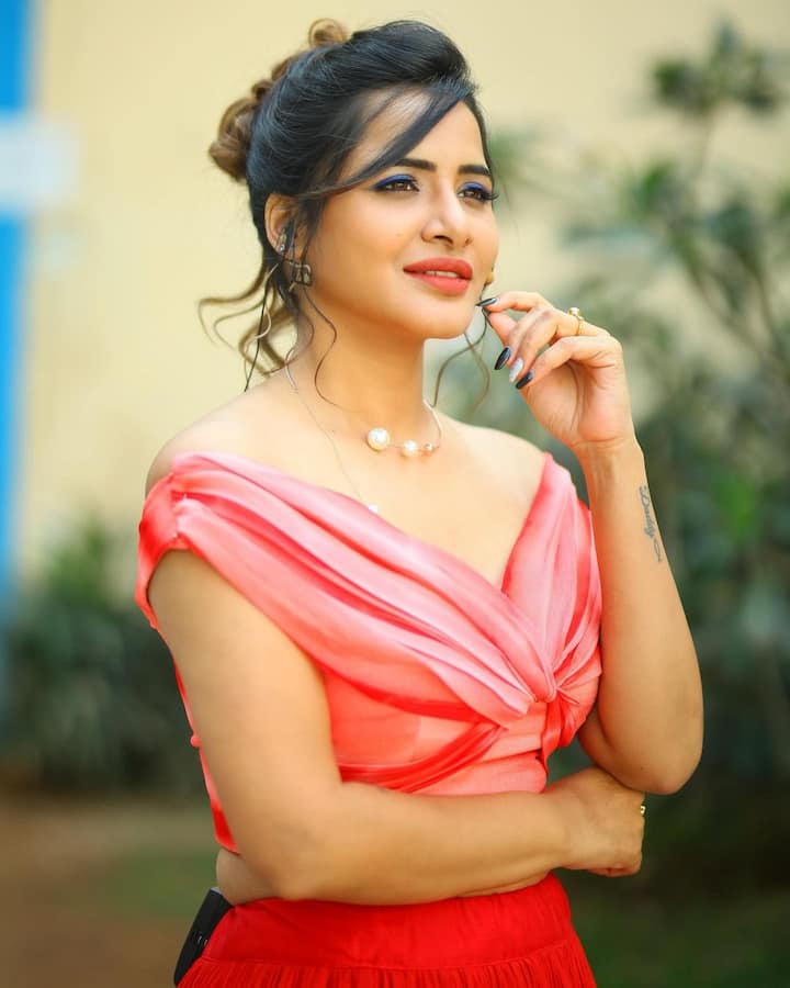 సినిమా ఛాన్సులు రావాట్లేదనే లోపం తప్ప ప్రస్తుం అషూ రెడ్డి కెరీర్ బాగానే ఉంది. -Image credit: Ashureddy/Instagram