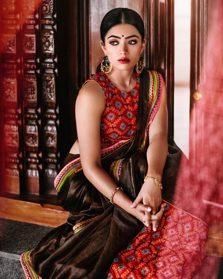 Rashmika Mandanna Pet Aura: साउथ की मशहूर एक्ट्रेस रश्मिका मंदाना (Rashmika Mandanna) इन दिनों अपनी फिल्म 'पुष्पा' की सक्सेस को एंजॉय कर रही हैं. फिल्म ने बॉक्सऑफिस पर खूब कमाई की है. साथ ही फिल्म में रश्मिका के काम की भी जमकर तारीफ हो रही है. फिल्मों के अलावा रश्मिका सोशल (Rashmika Mandanna) मीडिया पर भी काफी बिजी रहती हैं.