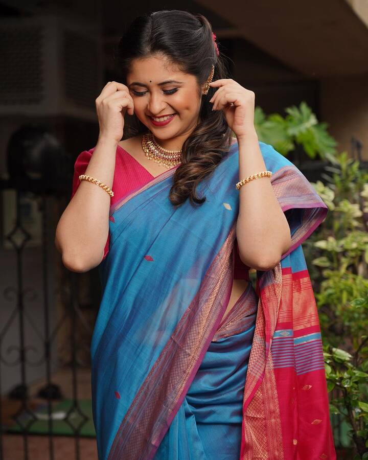 ही साडी तिने संक्रांतीला परिधान केली होती. (photo:gayatridatarofficial/ig)