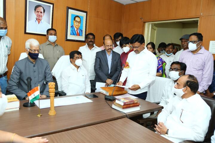 ఖమ్మం స్థానిక సంస్థల ఎమ్మెల్సీగా ఎన్నికైన తాత మధుసూదన్ చేత శాసనమండలి చైర్మన్ అమిణుల్ హసన్ జాఫ్రీ ఇవాళ ప్రమాణ స్వీకారం చేయించారు.