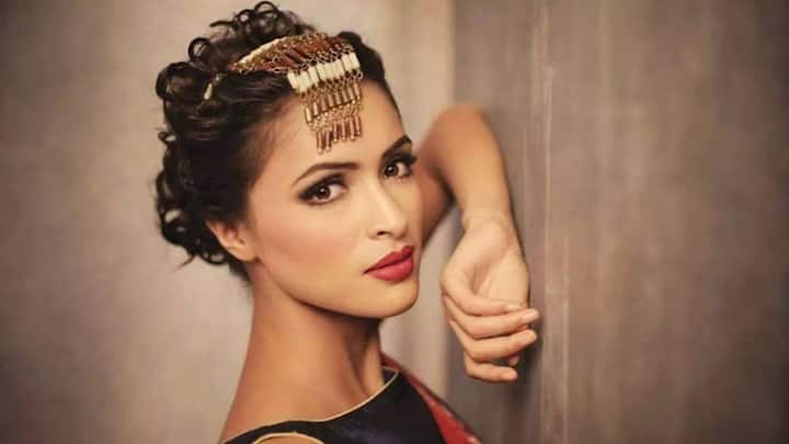 फिर उन्होंने साल 2014 में मिस इंडिया एशिया पैसिफिक का ताज भी पहना. बता दें कि अनुकृति 2014 में ही टाइम्स 50 की लिस्ट में 49वें पर शुमार थीं. अनुकृति के पिता का नाम उत्तम गोसाई है और माता का नाम नर्वदा गोसाई हैं. उनकी मां एक शिक्षिका हैं.