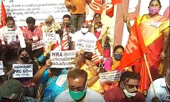 AP PRC Issue: నెల్లూరు కలెక్టరేట్ ఎదుట ఉద్రిక్తత.. రోడ్డెక్కిన ఉపాధ్యాయులు