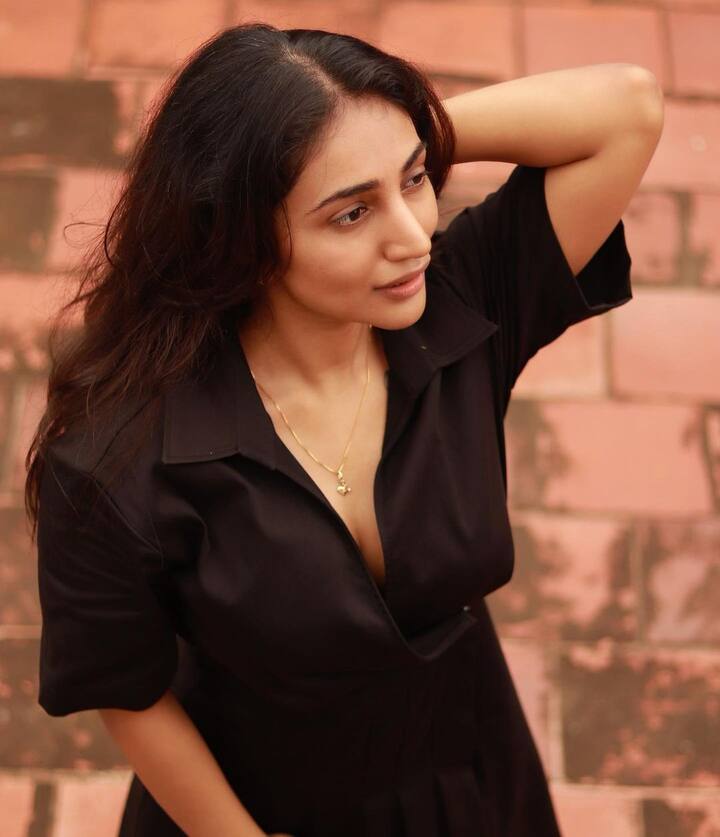 தேடிய தருணங்கள் எல்லாம் தேடியே வருகிறதே தேகத்தின் சுருக்கங்கள் எல்லாம் சிாிக்கின்றதே